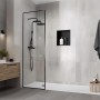 Eingebaute, schwarze LuxeBath Wandnische aus Edelstahl (30x30x10 cm) im modernen Badezimmer.