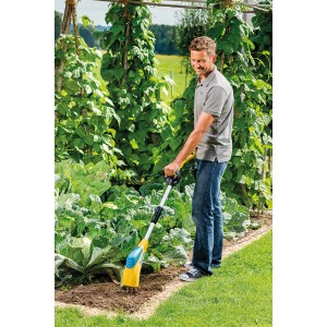 Mann benutzt Gloria Elektro-Bodenkultivator Gardenboy Plus im Garten zur Bodenbearbeitung.
