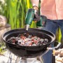 Bosch Akku-Heißluftgebläse EasyHeat 18V-500 beim Anzünden von Grillkohle.