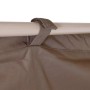 Detailaufnahme: Taupe-braunes Dach der BERLINLODGE Pergola mit Befestigung am Gestell.