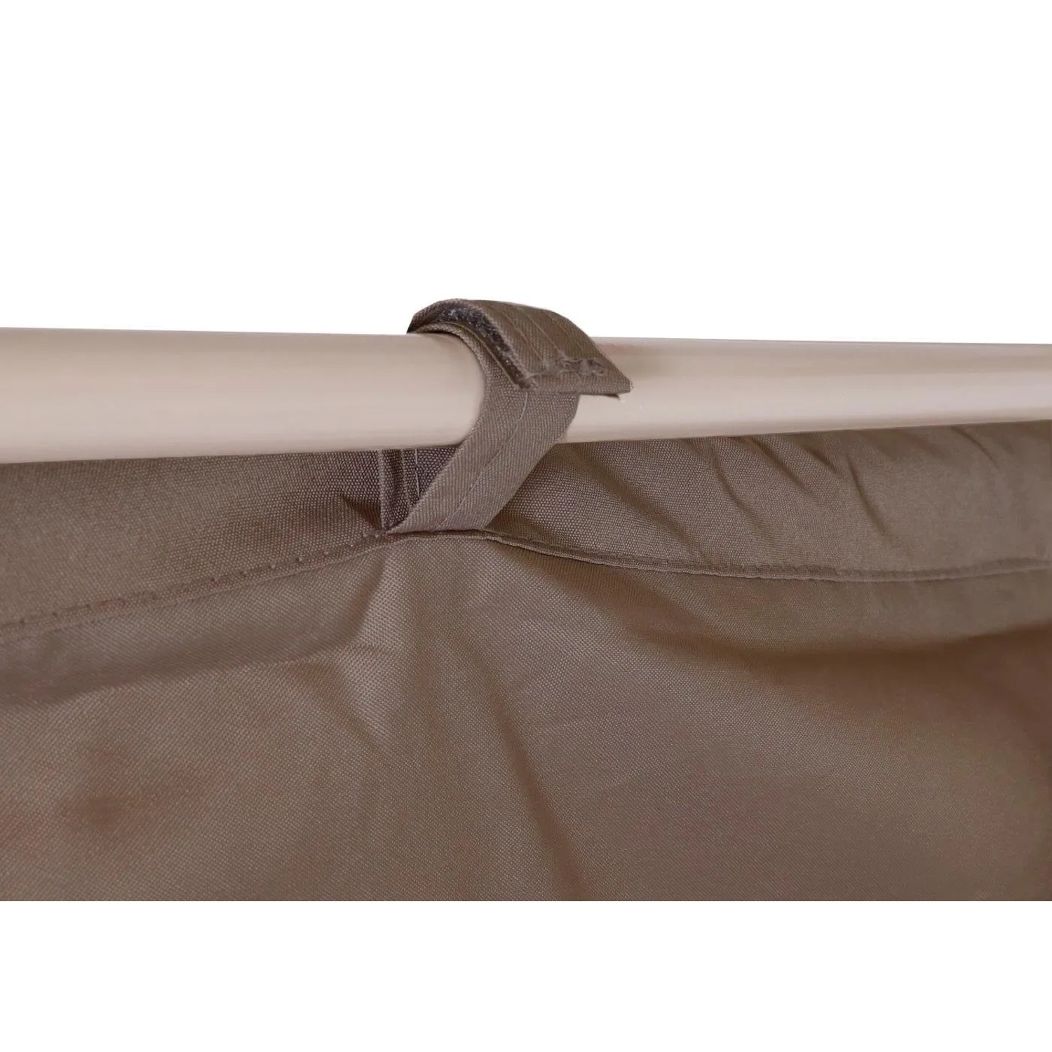 Detailaufnahme: Taupe-braunes Dach der BERLINLODGE Pergola mit Befestigung am Gestell.