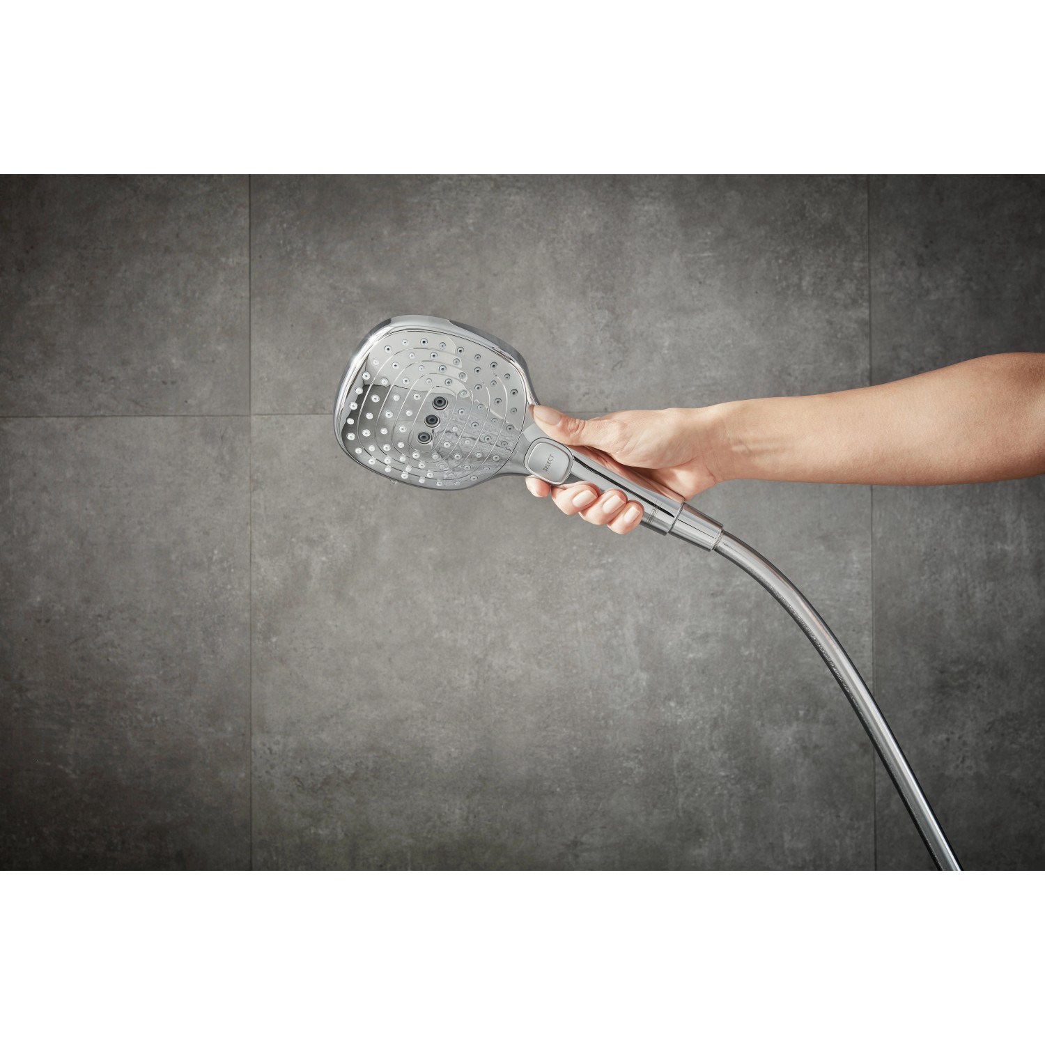 Hansgrohe Raindance Select E 120 3jet Handbrause in Chrom wird von einer Hand gehalten.