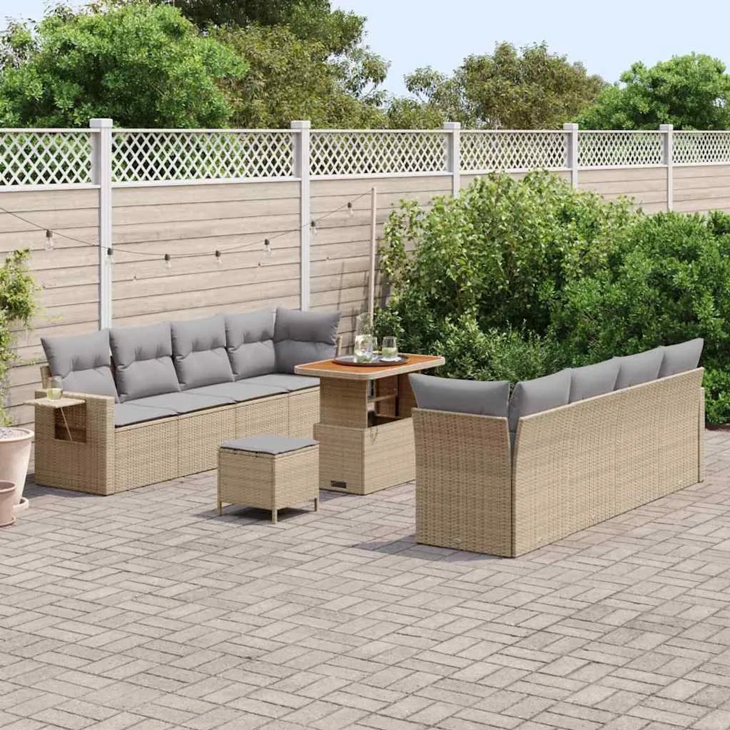 Beiges 11-teiliges vidaXL Garten-Sofa-Set aus Poly Rattan mit Tisch und Hockern.