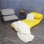 Gelber MCW Schlafsessel E68 mit Decke und Kissen, ausgeklappt als Gästebett.