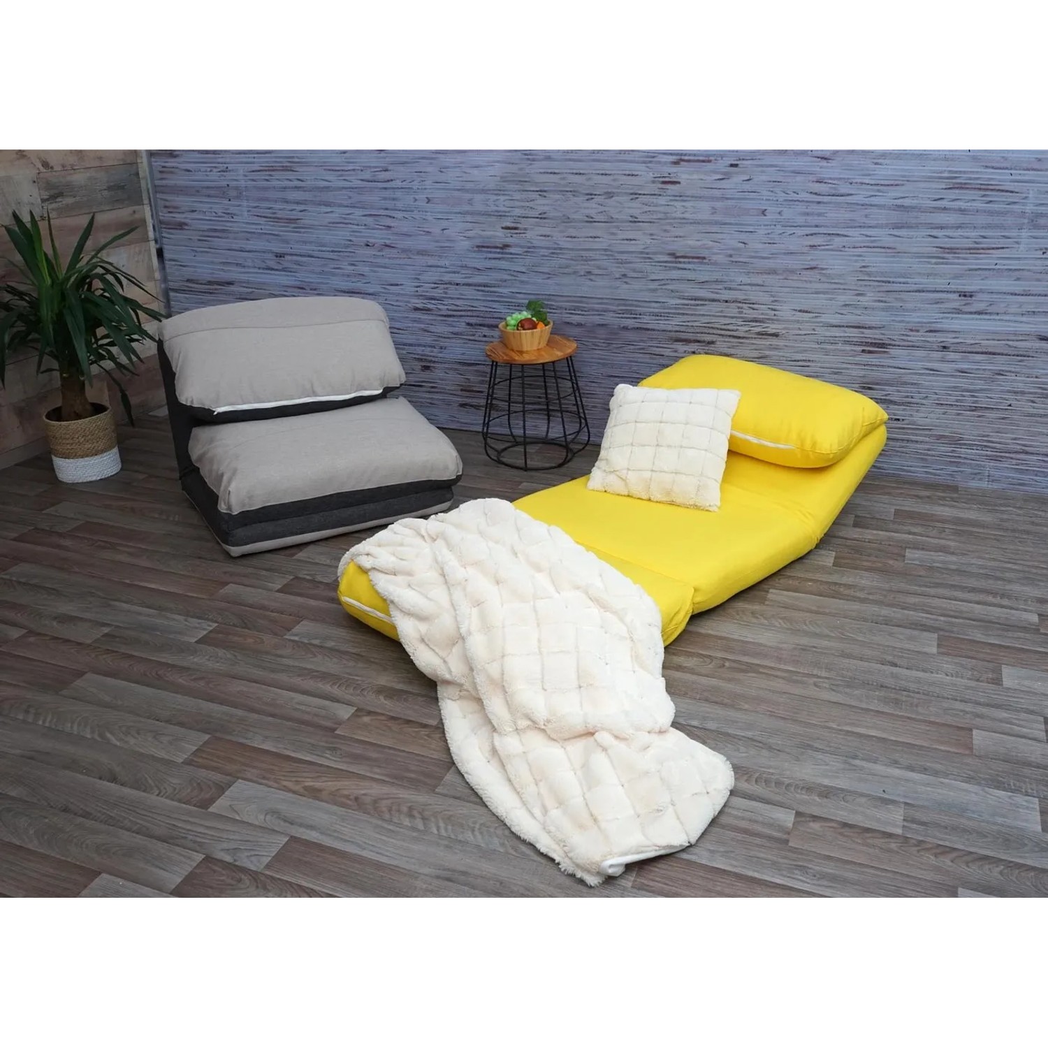 Gelber MCW Schlafsessel E68 mit Decke und Kissen, ausgeklappt als Gästebett.