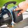 Gartenpumpe GP 3200 (800 W) im Betrieb: Hand betätigt Schalter. Ideal zur Gartenbewässerung.