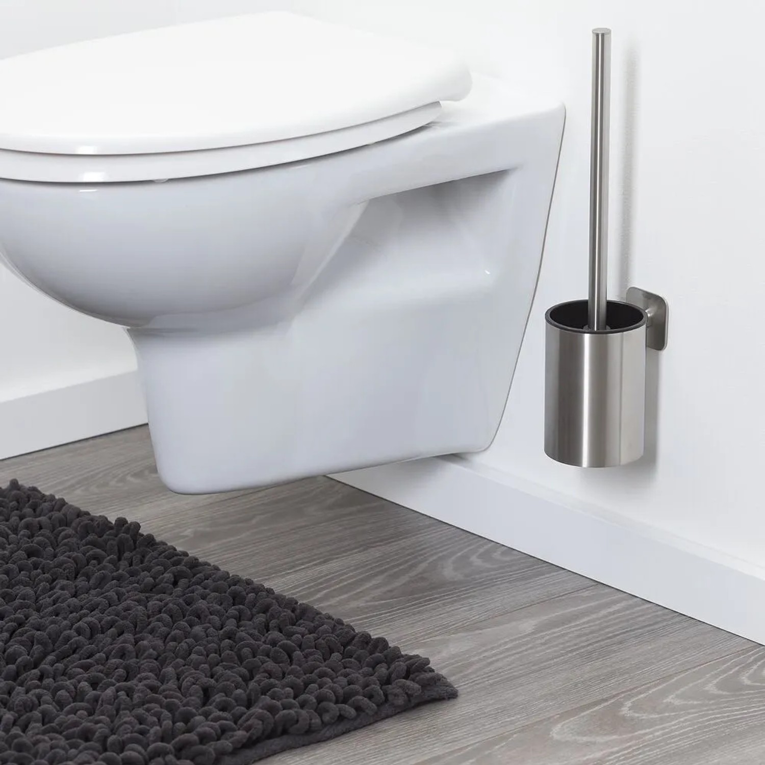 Tiger Toilettenbürste Colar mit Halter aus gebürstetem Edelstahl an Wand montiert.