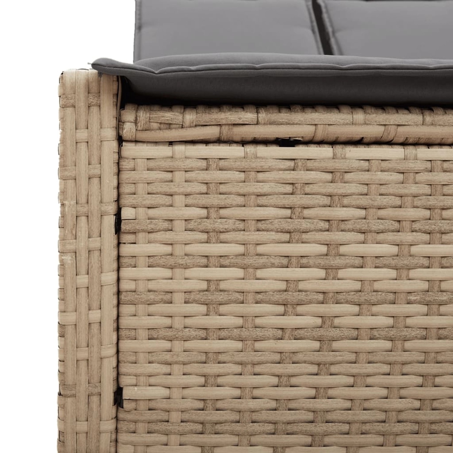 Detailaufnahme: Beige Doppel-Sonnenliege aus Poly Rattan mit grauen Auflagen.