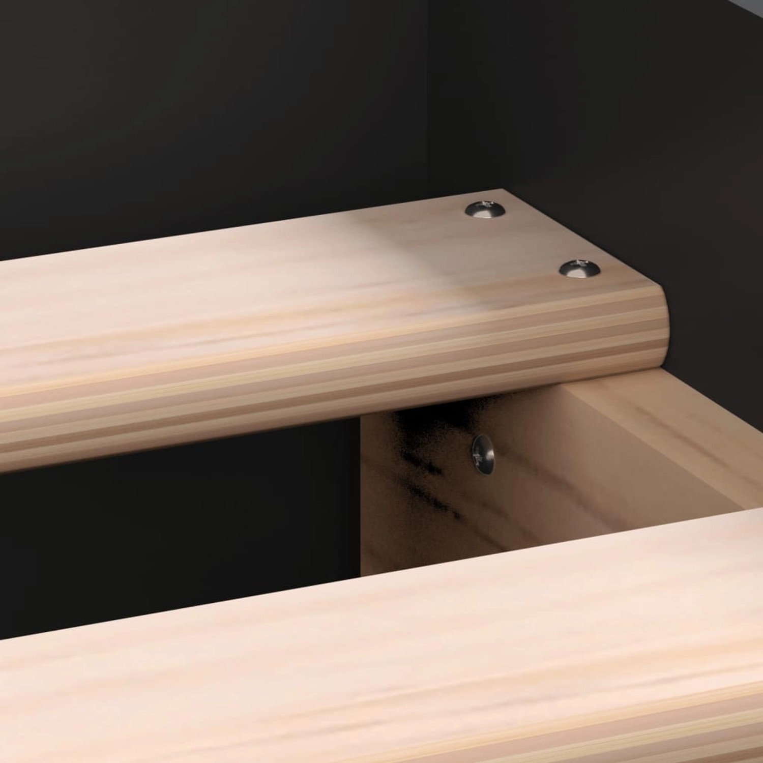 Detailaufnahme Bettgestell: Holzlatten und schwarzer Rahmen.