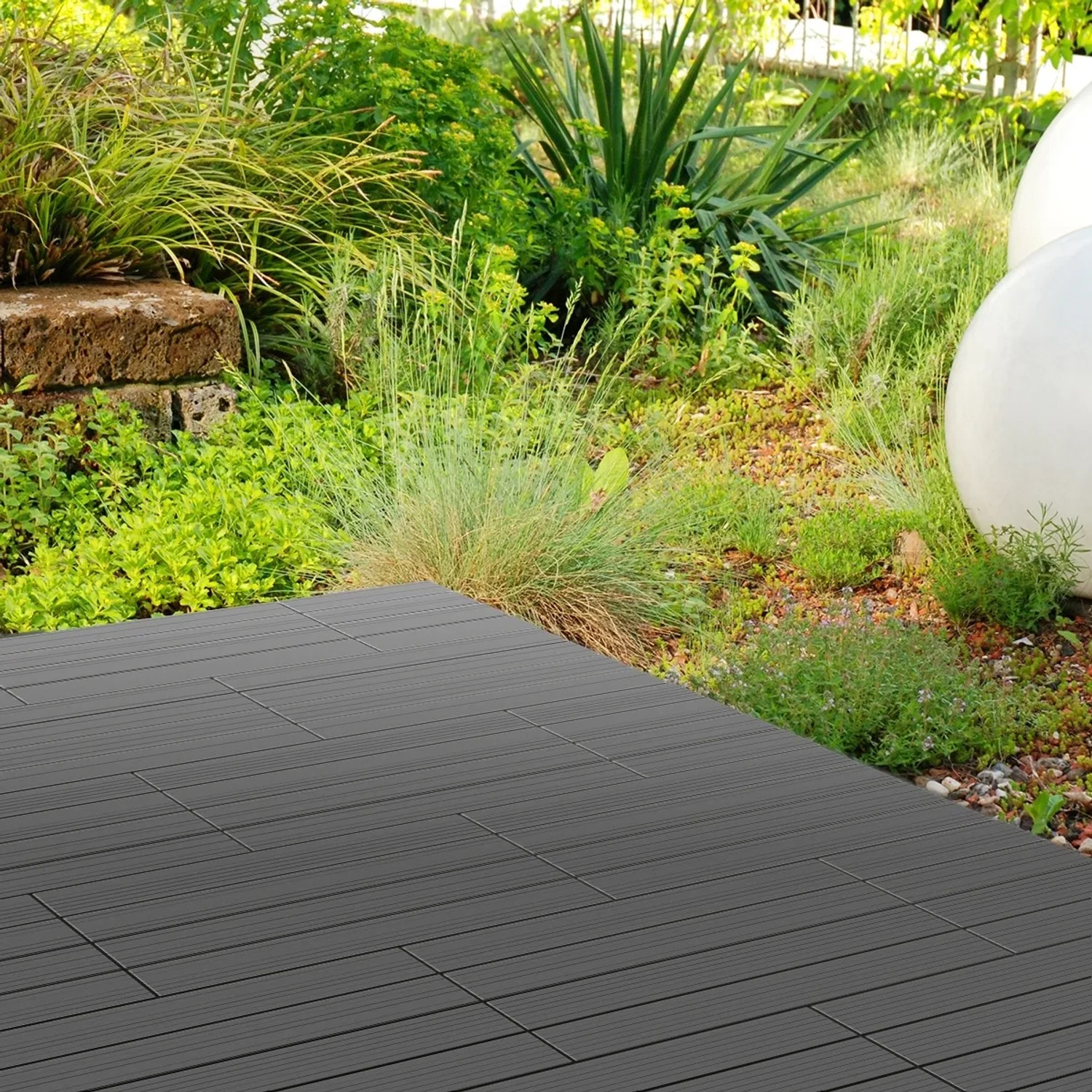 ECD Germany WPC Terrassenfliesen, 60x30 cm, 30er Set, Anthrazit Holzoptik auf Terrasse im Garten.