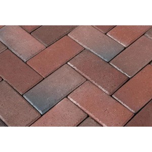 Pflasterklinker Wismar rot-blau-bunt, 10x20x4,5 cm, im Fischgrätmuster verlegt.