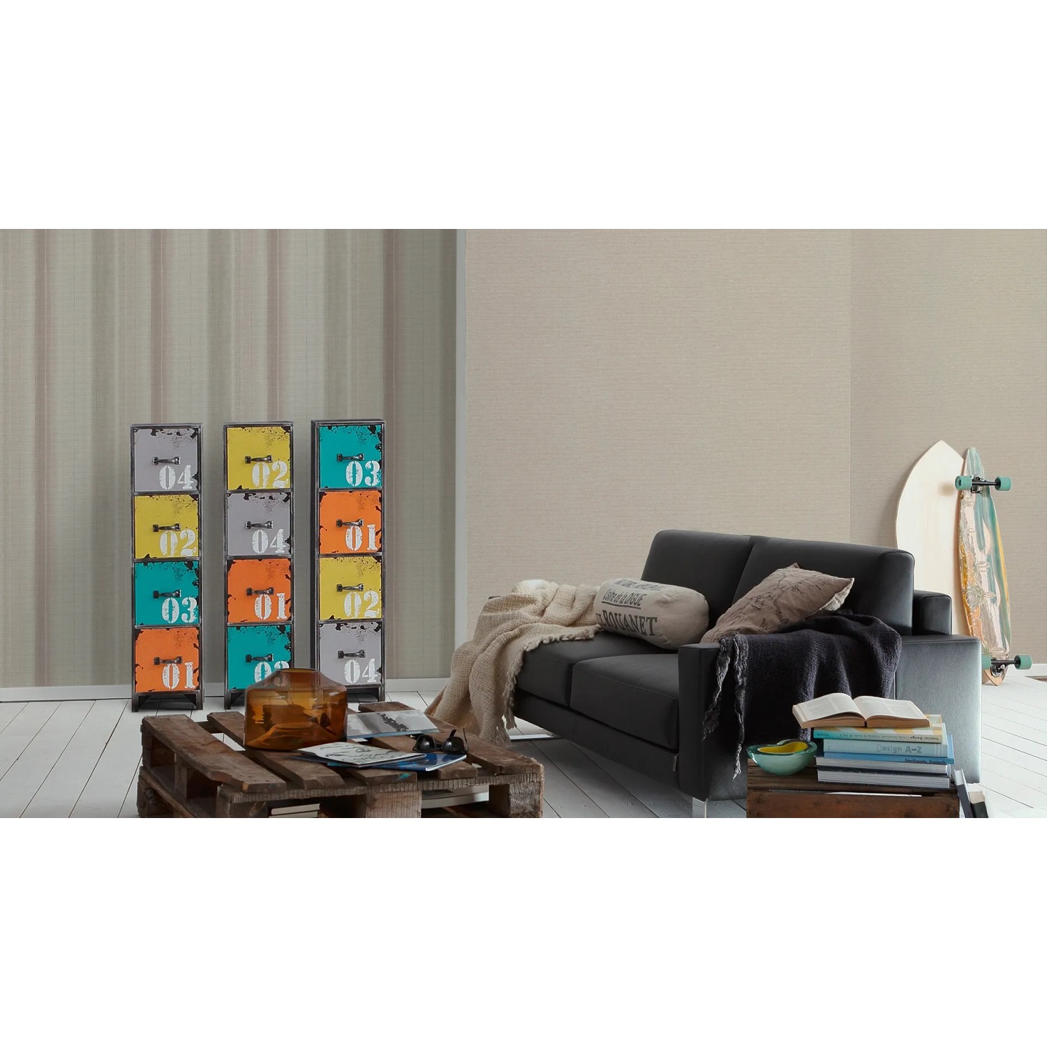 Wohnraum mit Vliestapete Fioretto 2 Uni Dunkelbeige, passend zu modernem Interieur.
