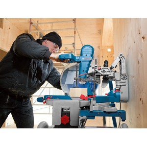 Bosch Professional GCM 12 GDL Kapp- und Gehrungssäge mit Kreissägeblatt im Einsatz.