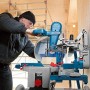 Bosch Professional GCM 12 GDL Kapp- und Gehrungssäge mit Kreissägeblatt im Einsatz.