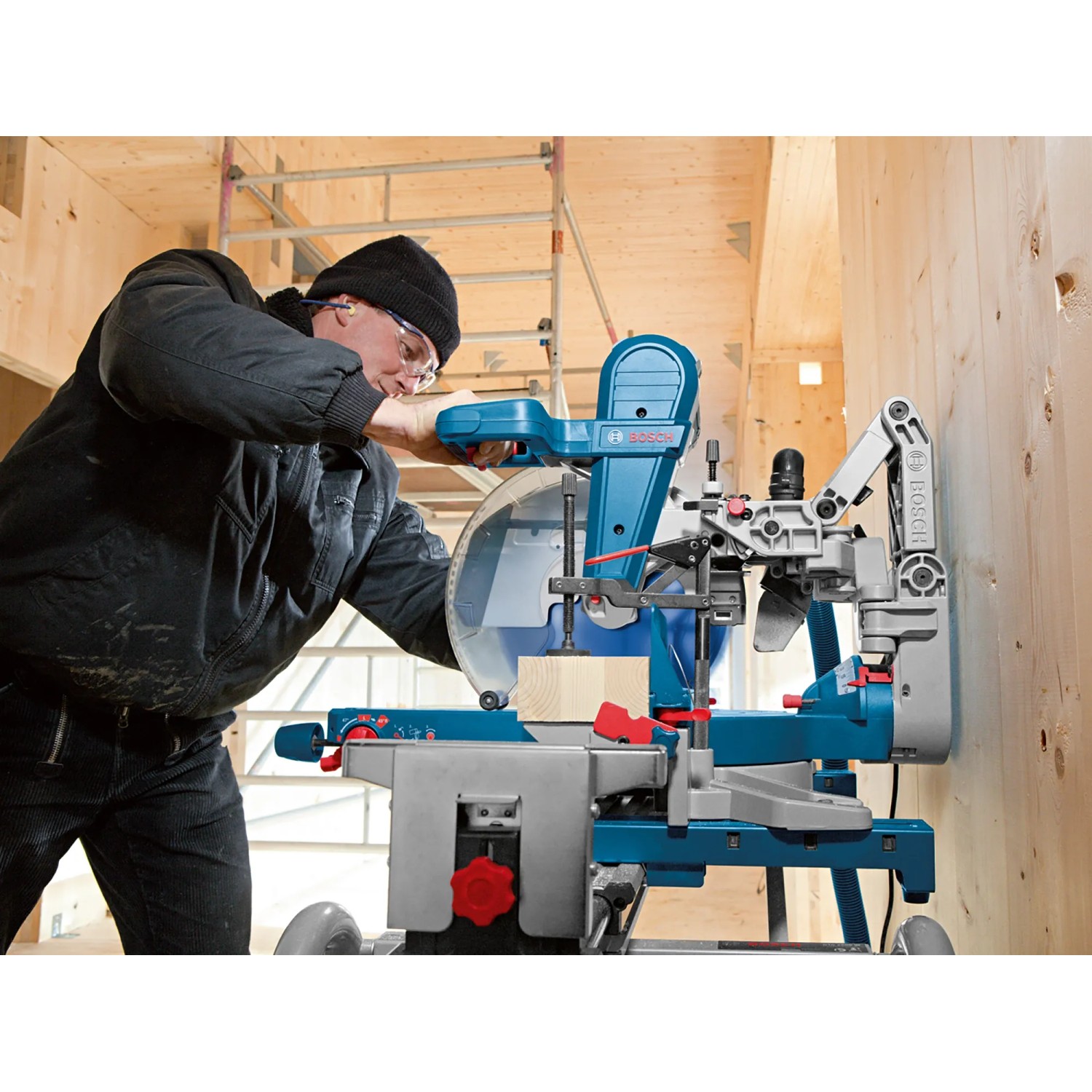 Bosch Professional GCM 12 GDL Kapp- und Gehrungssäge mit Kreissägeblatt im Einsatz.