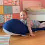 Blauer Westmann Pool Buddy Wal als Sitzsack/Schwimmtier mit Kind im Kinderzimmer.