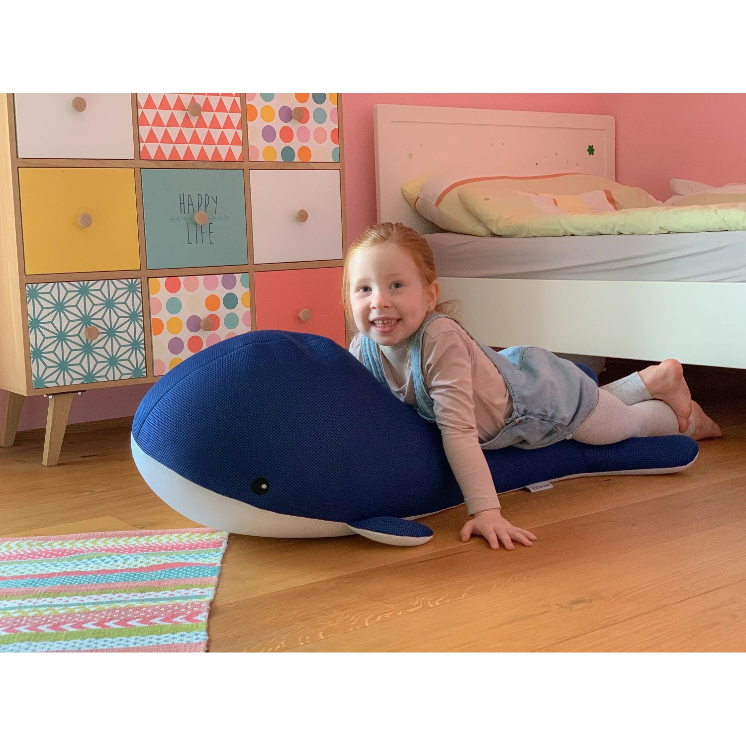 Blauer Westmann Pool Buddy Wal als Sitzsack/Schwimmtier mit Kind im Kinderzimmer.