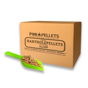 Brauner Karton PINI Hartholz Pellets 6 mm mit grüner Schaufel voller Pellets zum Heizen, Grillen, Räuchern.
