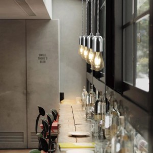 Vintage Pendelleuchte mit silberner E27-Fassung und Edison-Glühbirne in moderner Bar-Umgebung.