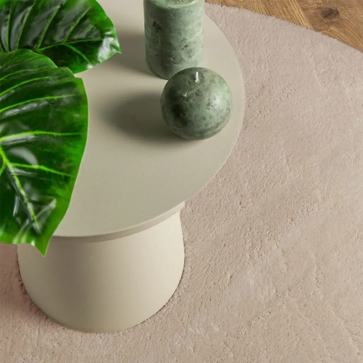 Sandfarbener, runder vidaXL Kurzflorteppich HUARTE, Ø 80 cm, weich und waschbar.