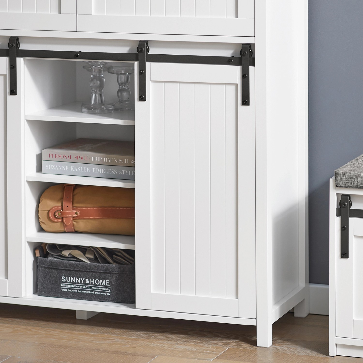 Weißes SoBuy Sideboard FSB74-W mit Schiebetür, teilweise geöffnet und mit Deko.