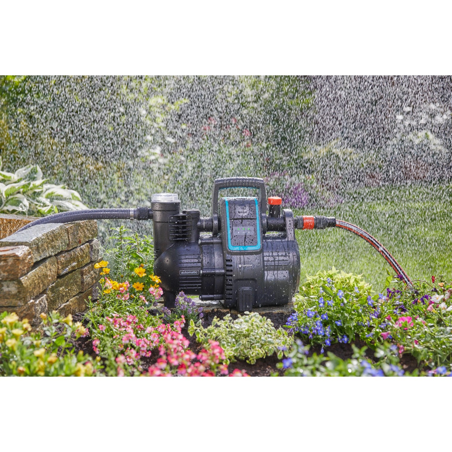 Gardena smart Haus- und Gartenautomat 5000/5 Set in Aktion, bewässert einen Garten.