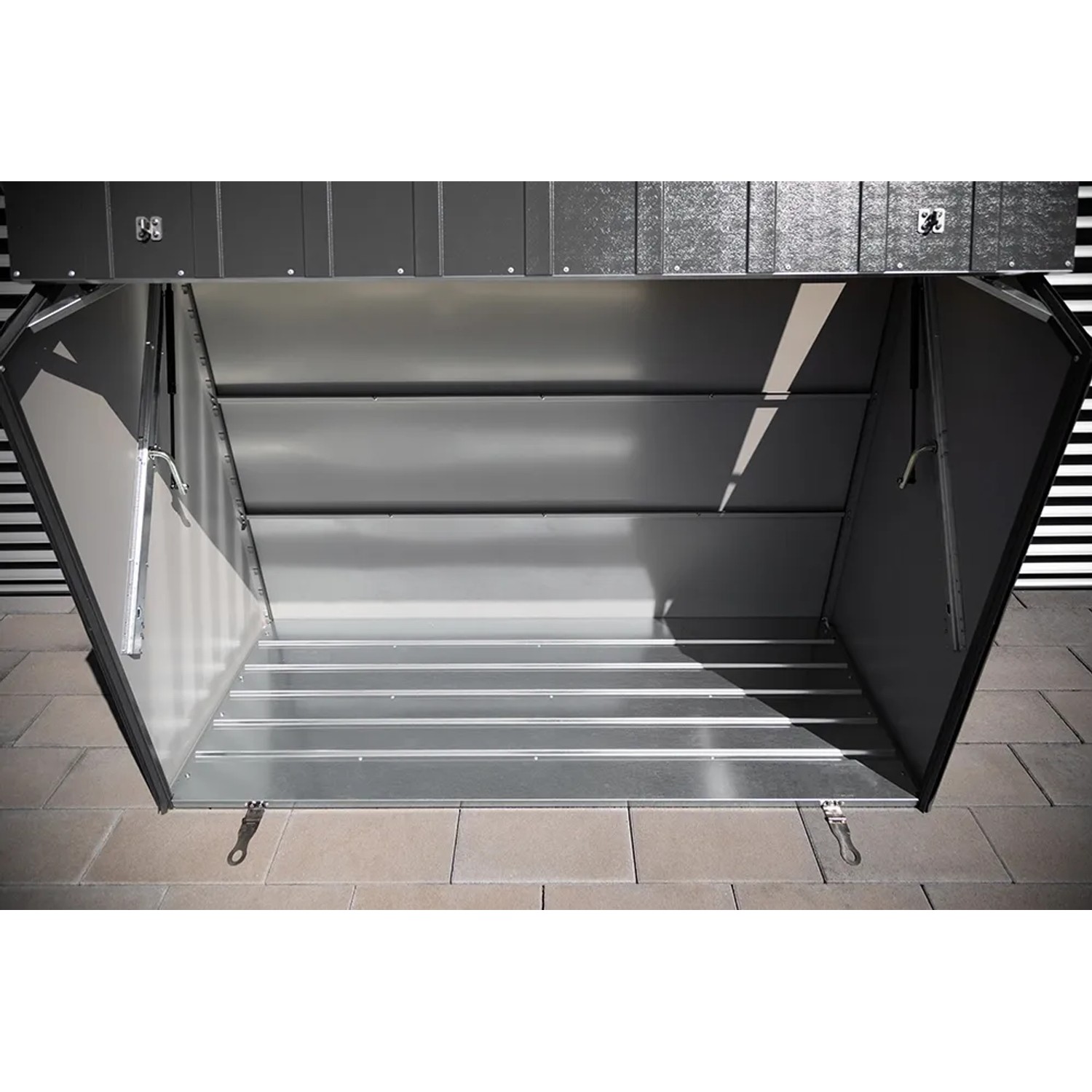 Offene, anthrazitfarbene Trimetals Aufbewahrungsbox Sesame, ideal für Fahrräder und Gartengeräte.