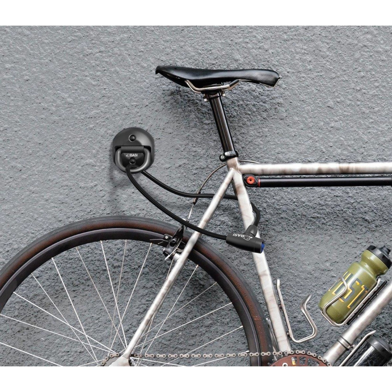 Basi Boden-Wandanker BWA 110 Schwarz mit Fahrrad gesichert an grauer Wand.