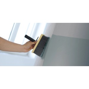 LUX Tiefgrundbürste (17,5x7,5cm) beim Auftragen von Grundierung auf eine Wand.