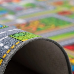 Detailaufnahme: Bunter Snapstyle Kinder Spielteppich Abenteuerland mit Straßenmuster.