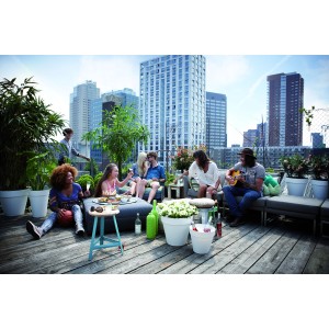 Szene mit Elho Blumentöpfen Loft Ø 30 cm (weiß) auf einer Dachterrasse mit Menschen.