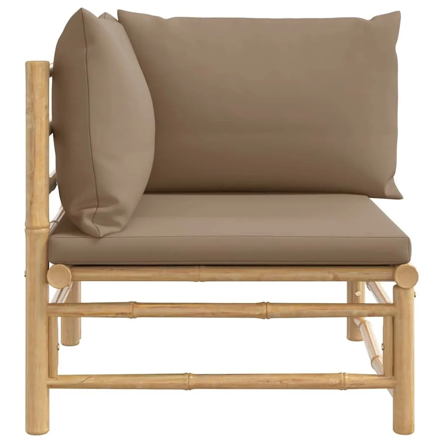 Garten-Ecksofa aus hellem Bambus mit taupefarbenen Sitz- und Rückenkissen. Robustes Gartenmöbel für den Außenbereich.