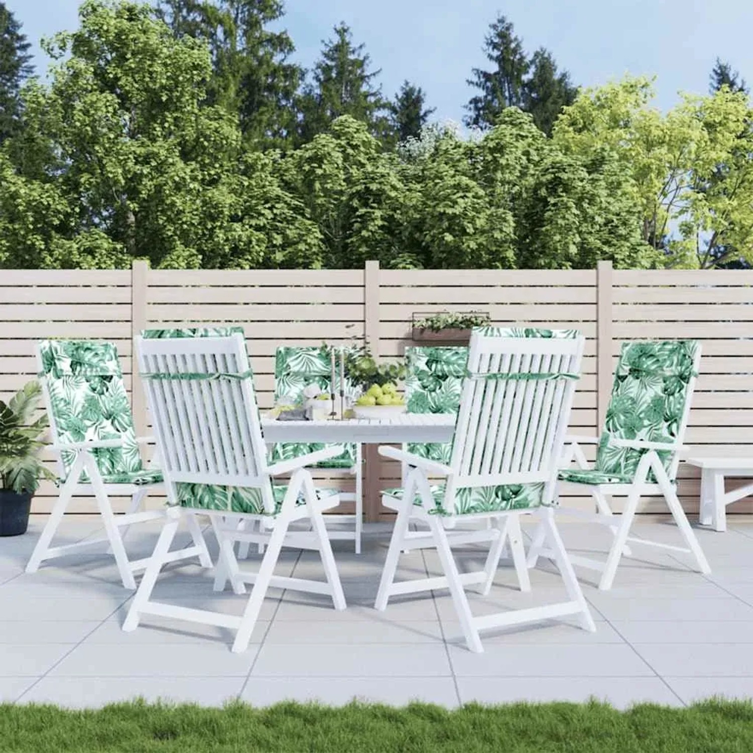 6 Hochlehner Auflagen mit Blattmuster auf Gartenstühlen.