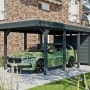 Anthrazitfarbener Skan Holz Carport Friesland Hybrid mit Abstellraum und Auto.