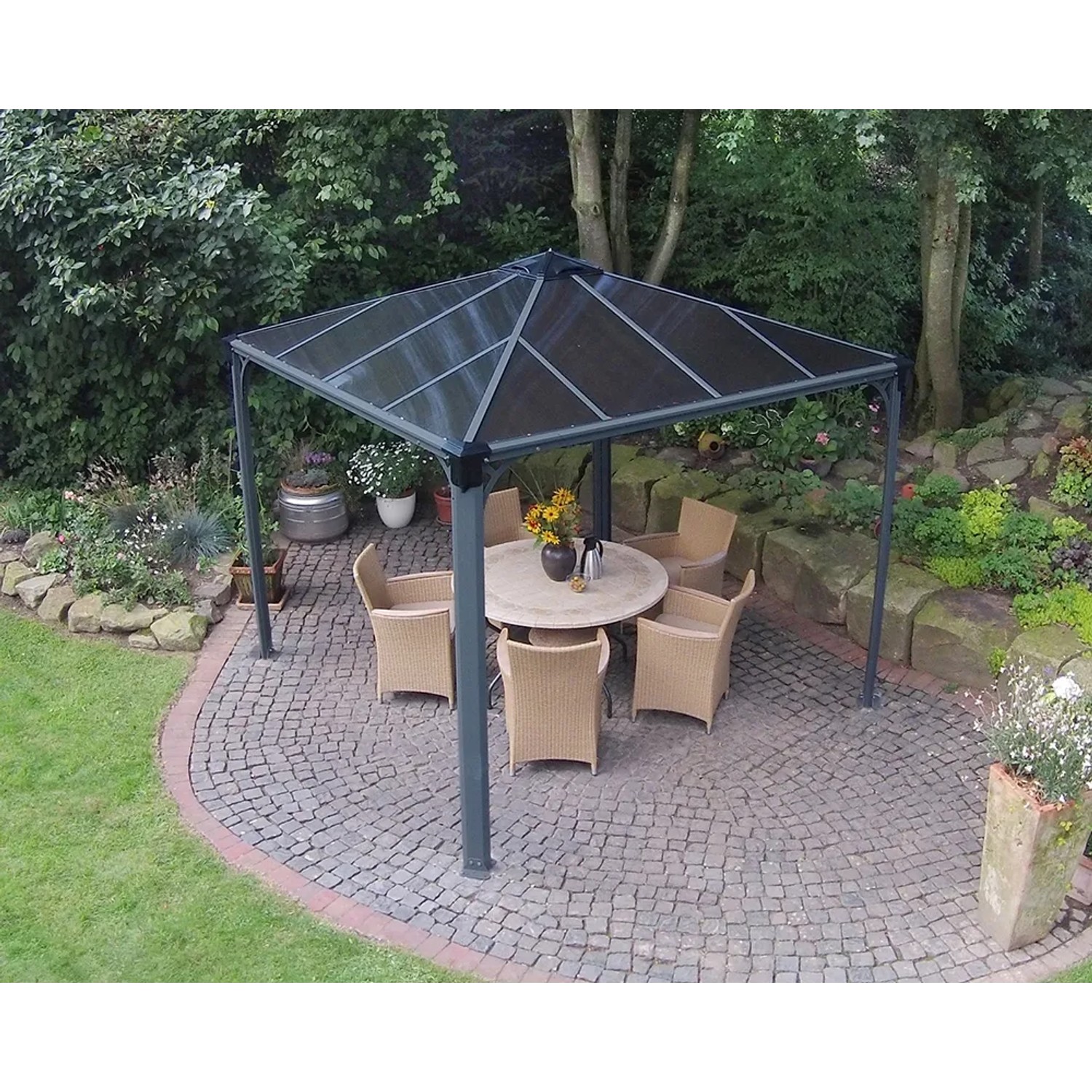 Anthrazitfarbener Palram Canopia Palermo Gartenpavillon 3x3 m mit LED-Set und Sitzgruppe.