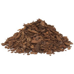 Haufen Floragard Pinienrinde, feine Körnung (7-15 mm), naturbelassener Bodenbelag.