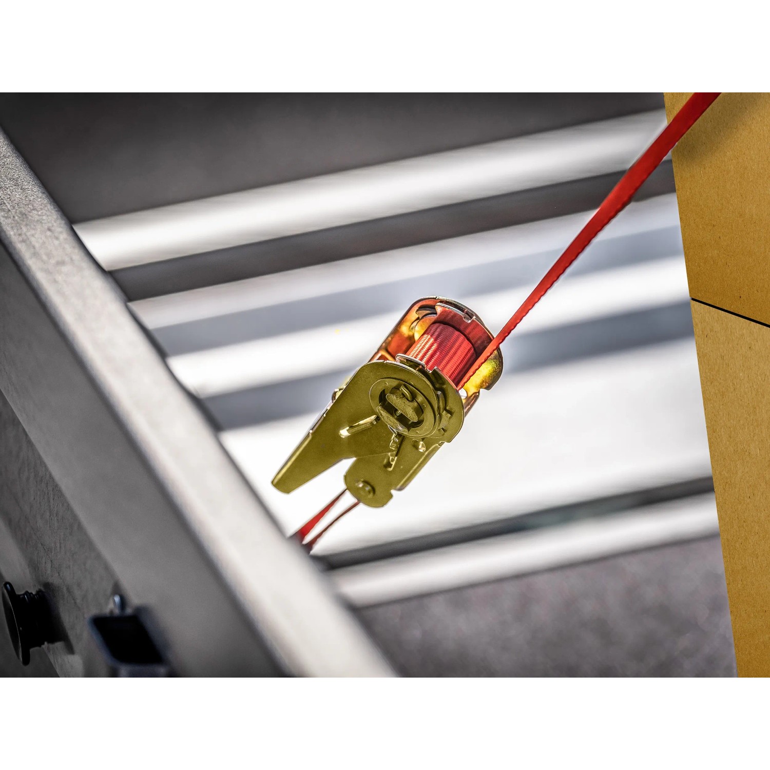 LAS Spanngurt mit Ratsche und S-Haken, rot, zur Ladungssicherung im Transport.