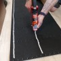 Anwendung: Soudal Fix All High Tack Hybrid Kraftkleber Weiß zum Verkleben von Material.