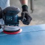 Bosch Exzenterschleifer mit Schleifblatt C470 K40 im Einsatz auf blauer Oberfläche.