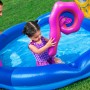 Bestway Wasserspielcenter Unterwasserwelt mit Kind im Pool und Erwachsenem am Rand.