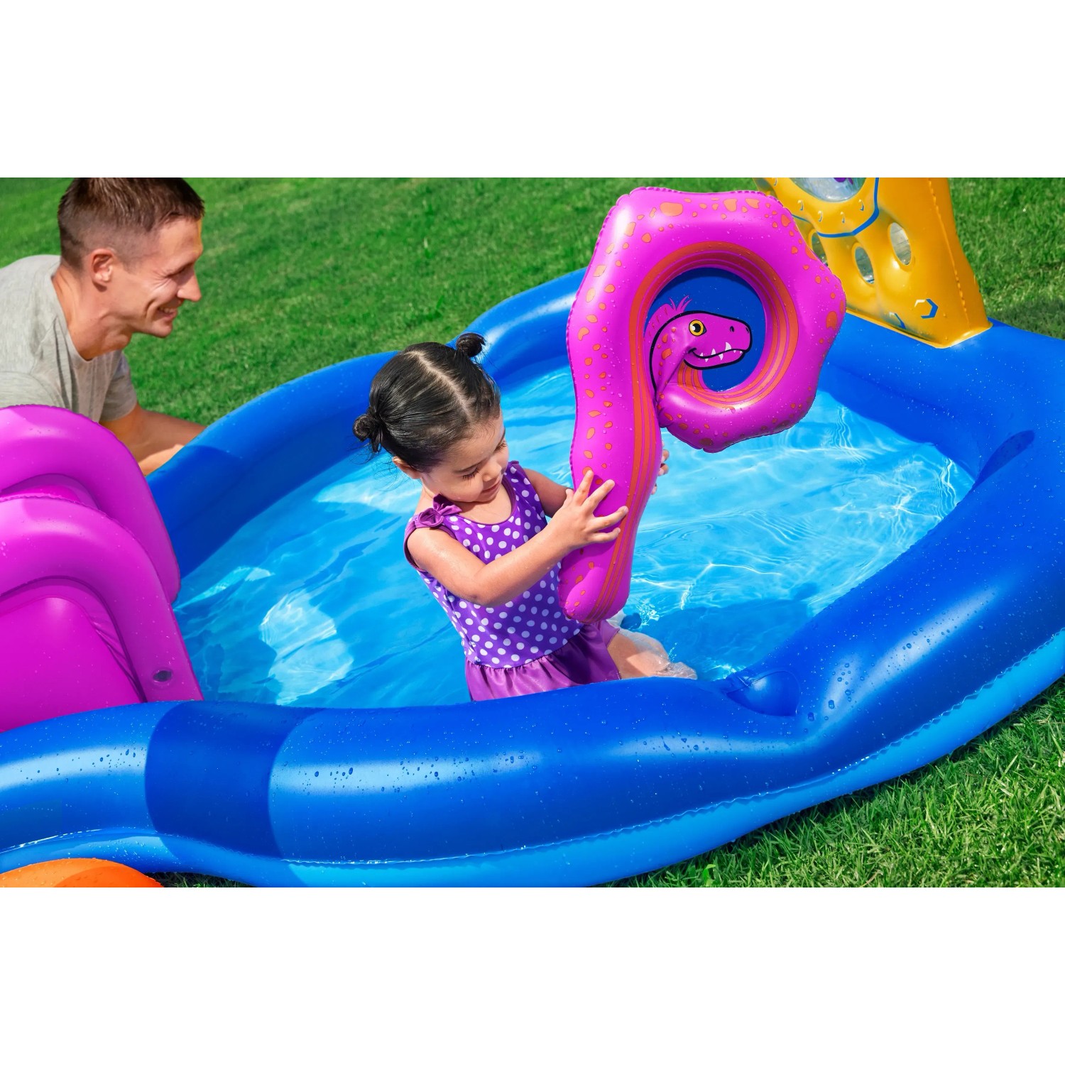 Bestway Wasserspielcenter Unterwasserwelt mit Kind im Pool und Erwachsenem am Rand.