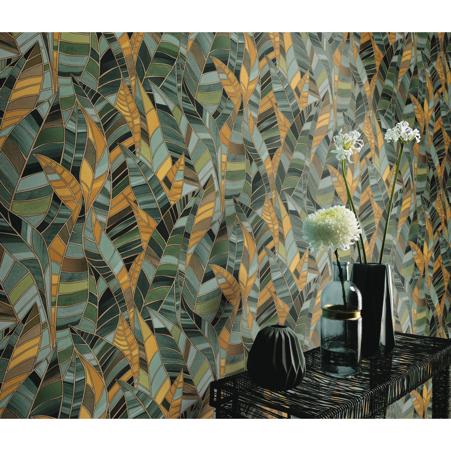 Erismann Vliestapete Elle Decoration 4 Serenade Petrol mit stilisierten Blättern und goldenen Konturen.