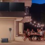 Anker Solix RS40B Balkonkraftwerk mit 2 Solarpanels, Speicher und Familie auf der Terrasse.