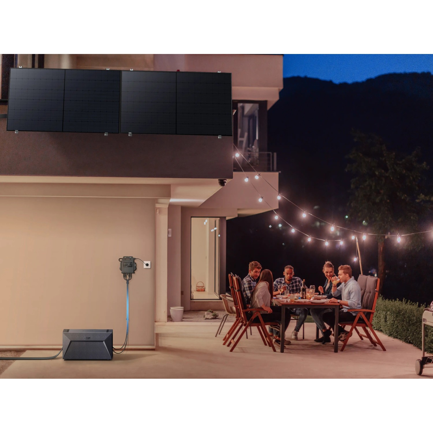Anker Solix RS40B Balkonkraftwerk mit 2 Solarpanels, Speicher und Familie auf der Terrasse.