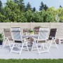 6 taupe Hochlehner-Auflagen aus Oxford-Gewebe auf weißen Gartenstühlen im Außenbereich. Komfortable Sitzkissen.
