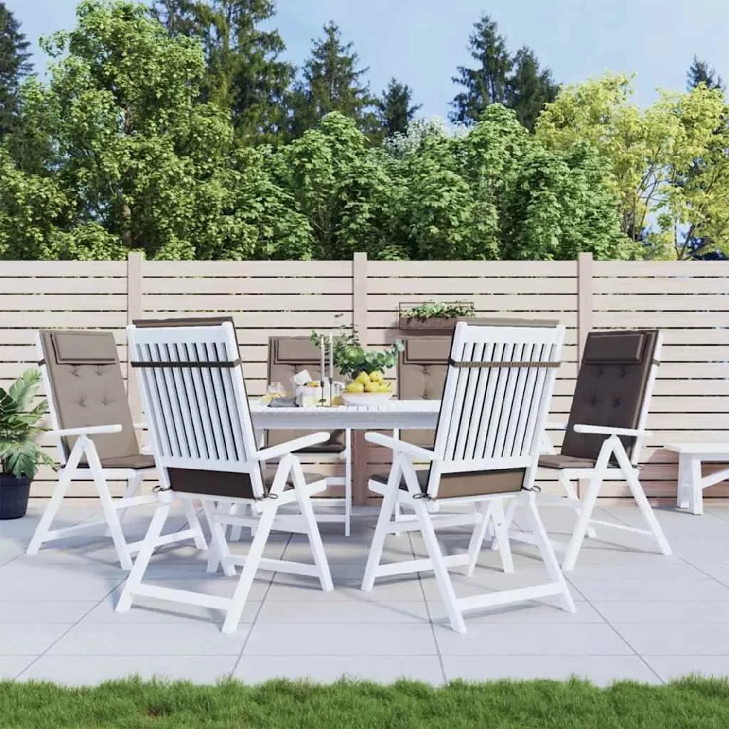 6 taupe Hochlehner-Auflagen aus Oxford-Gewebe auf weißen Gartenstühlen im Außenbereich. Komfortable Sitzkissen.