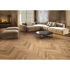 Wohnraum mit Feinsteinzeug Bodenfliese Alegria in Holzoptik, Verlegemuster Fischgrät.