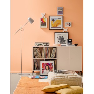 Wohnraum in Papayaorange mit Alpina Wandfarbe, Regal, Schallplattenspieler und Deko.