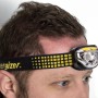 Energizer Vision Ultra Kopflampe mit gelbem Stirnband am Kopf, Taschenlampe für den OBI Markt.