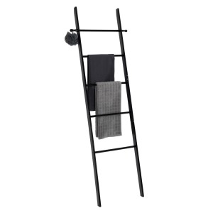 Schwarze Handtuchleiter Suri aus Bambus mit zwei grauen Handtüchern und einem Schwamm.